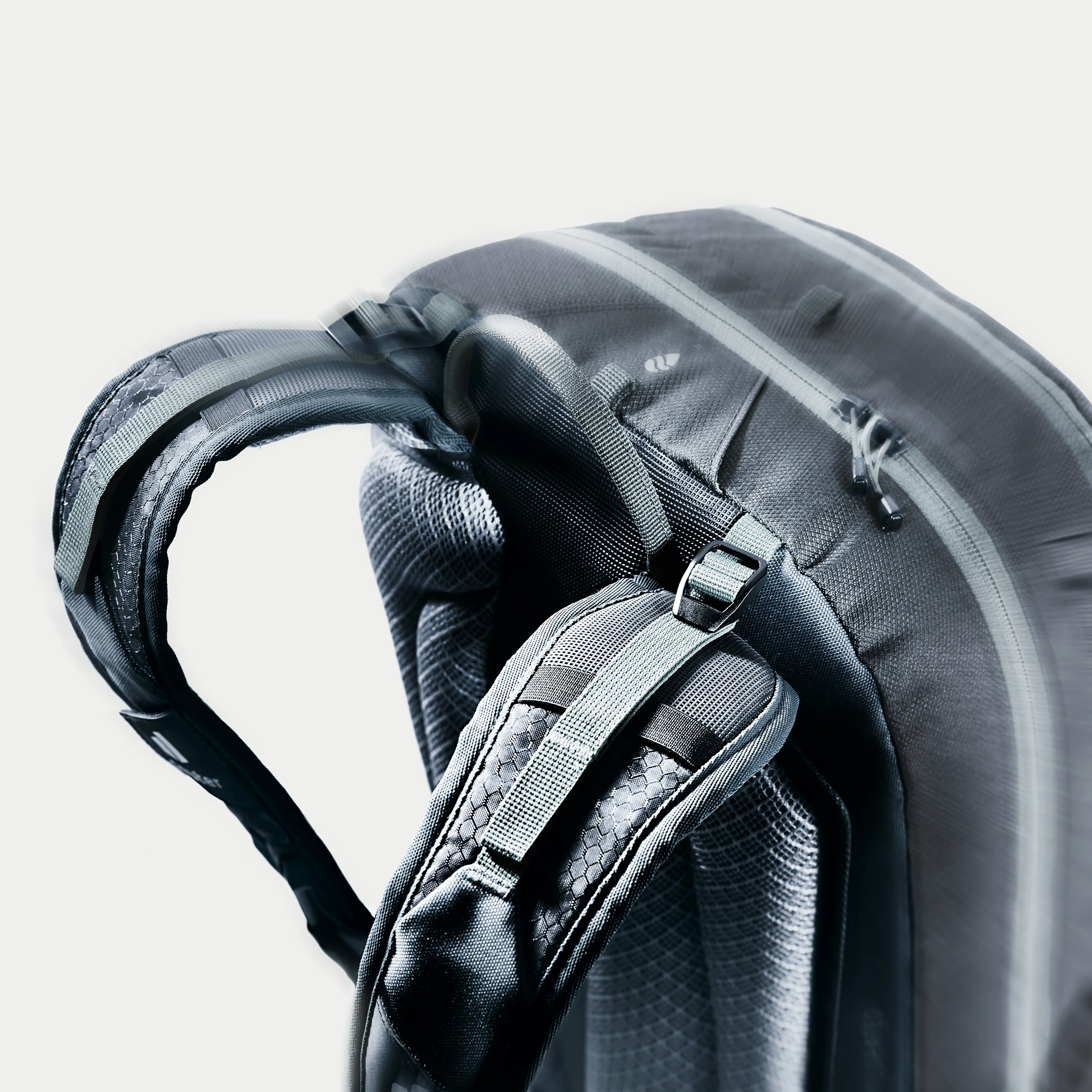 deuter Attack 16 Fahrradrucksack grau - Image 11