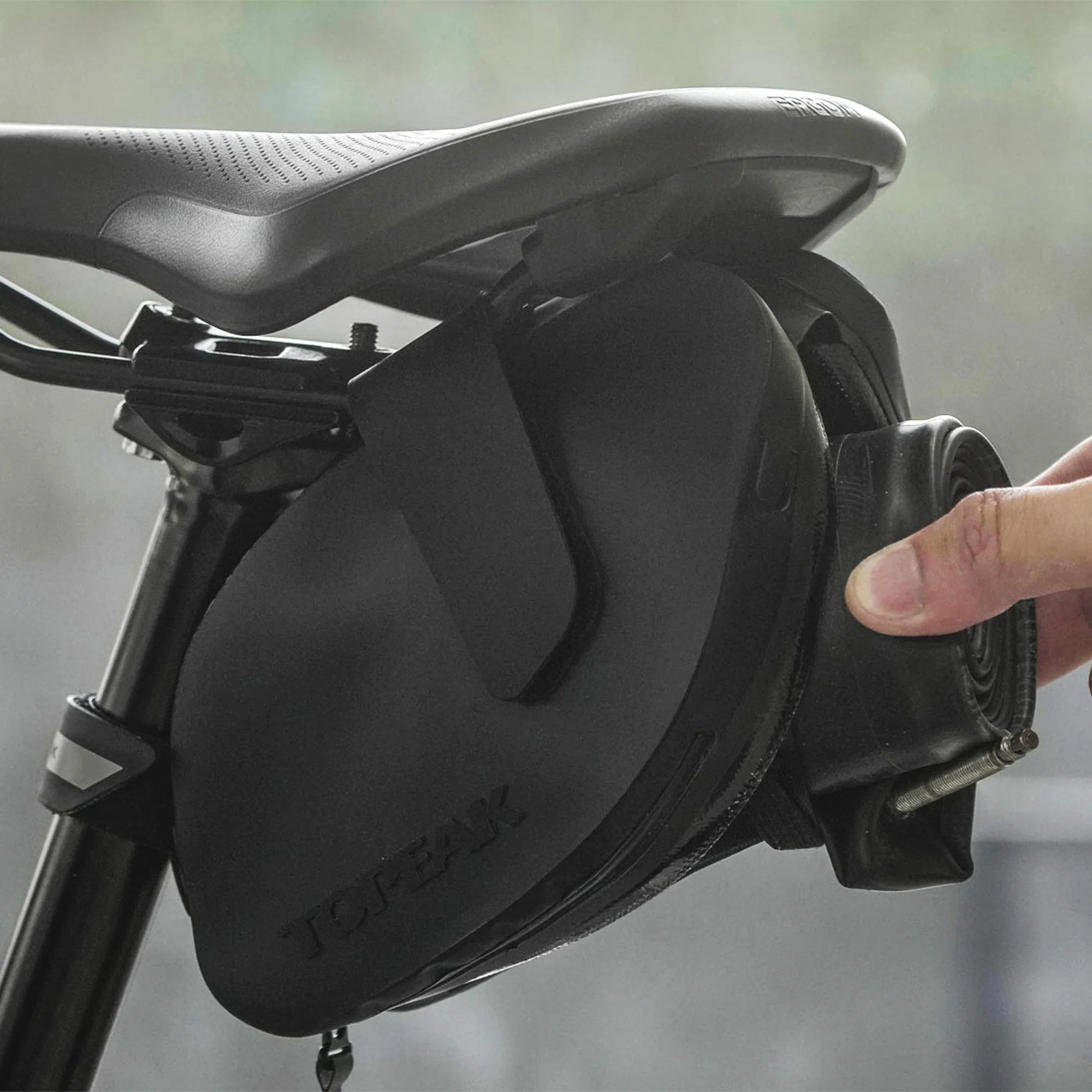 Topeak Weatherproof DynaWedge Large, Strap Mount - Image 6
